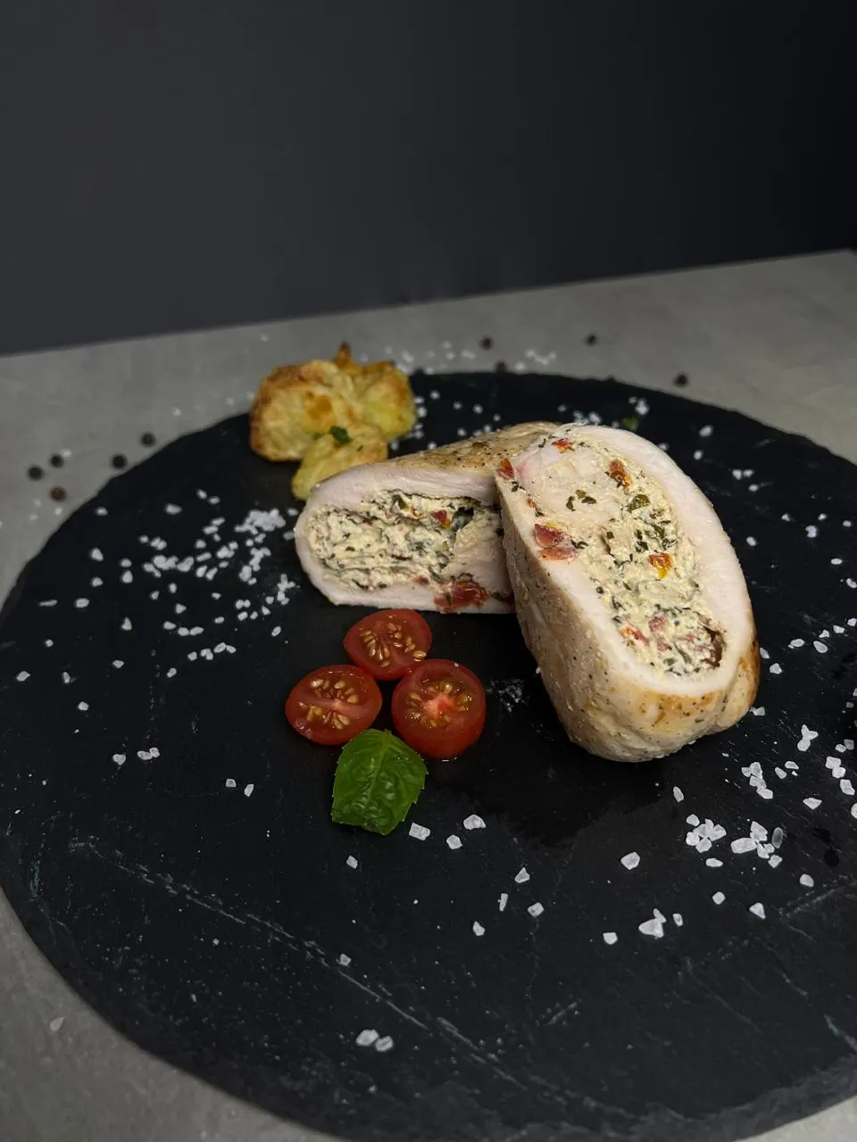 Pechuga Rellena de Ricotta, Albahaca y Tomates Secos